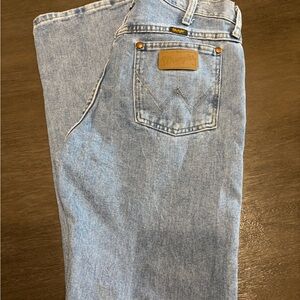 Wrangler Men's Light Blue Relaxed Jeans